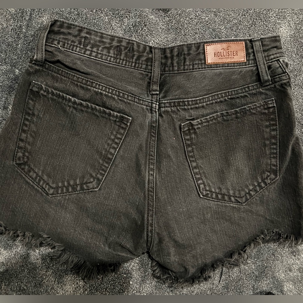 Hollister High Rise Mom Shorts 3”. Black. - Picture 4 of 4